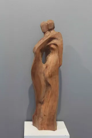 Bu eser AZİMET KARAMAN tarafından 2017 yılında 87x24x14 cm ölçülerinde Ahşap Yontu tekniği ile yapılmıştır.