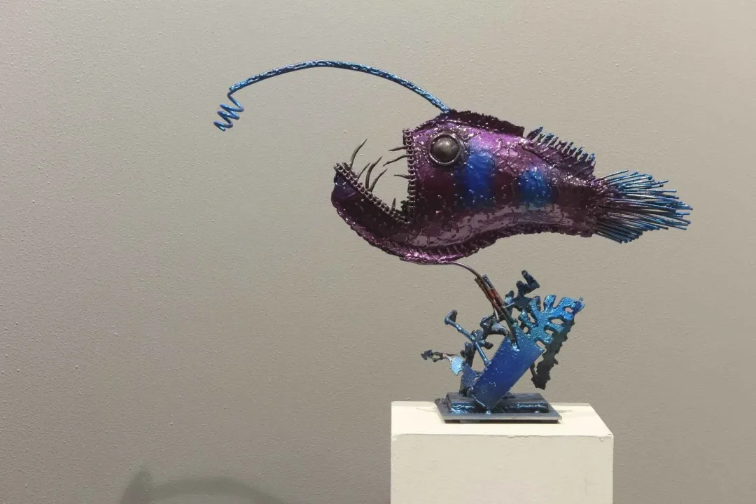yakınlaştır "Fener Balığı" eseri MURAT YILDIRIMÇAKAR tarafından 2017 yılında 43x14x60 cm ölçülerinde Metal tekniği ile yapılmıştır.