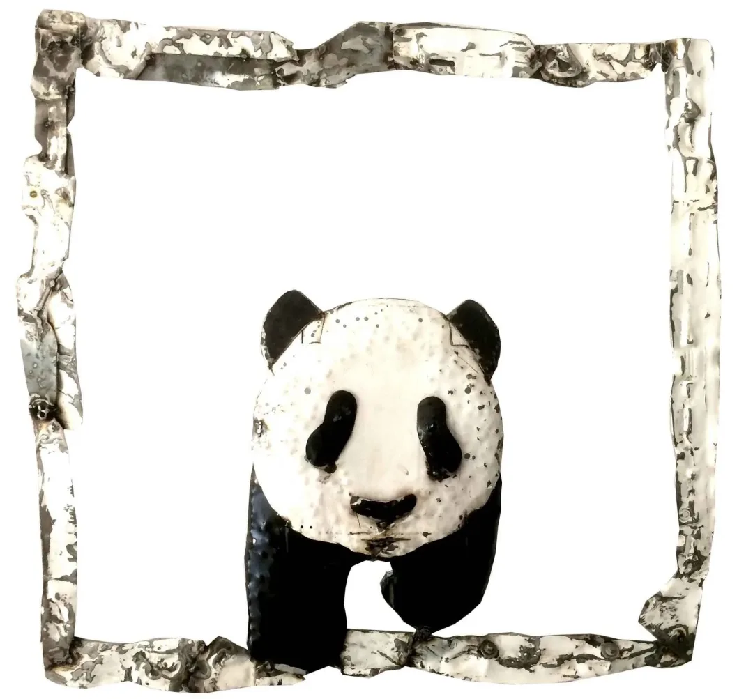 yakınlaştır "Panda" eseri ASAF ERDEMLİ tarafından 75x75x7 cm ölçülerinde Hurda Metal, Kaynak tekniği ile yapılmıştır.