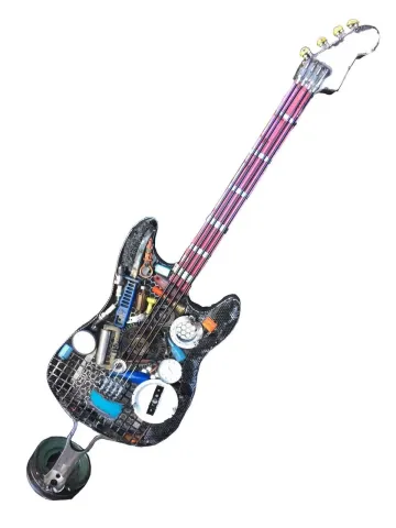 "Gitar" eseri ASAF ERDEMLİ tarafından 140x40x20 cm ölçülerinde Hurda Metal, Kaynak tekniği ile yapılmıştır.