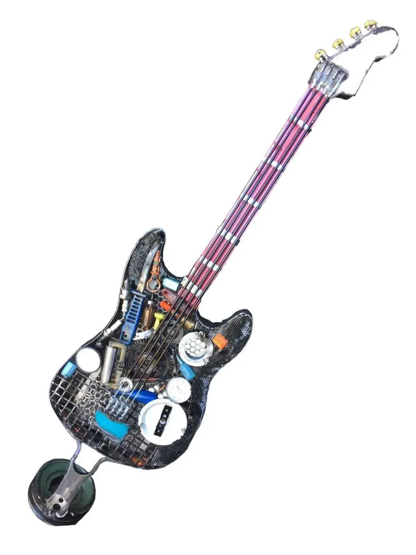 yakınlaştır "Gitar" eseri ASAF ERDEMLİ tarafından 140x40x20 cm ölçülerinde Hurda Metal, Kaynak tekniği ile yapılmıştır.