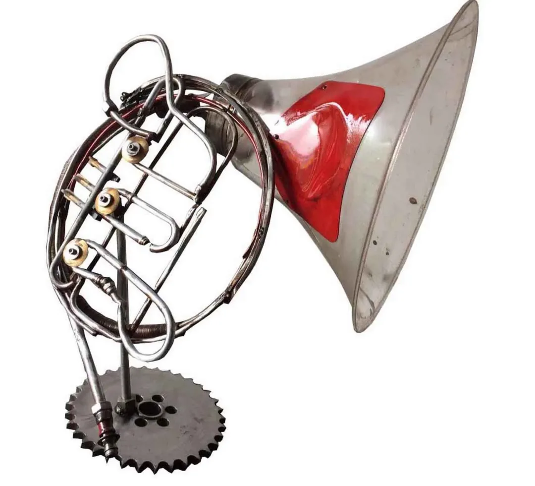 yakınlaştır "French horn" eseri ASAF ERDEMLİ tarafından 75x80x60 cm ölçülerinde Hurda Metal, Plastik Kaynak tekniği ile yapılmıştır.