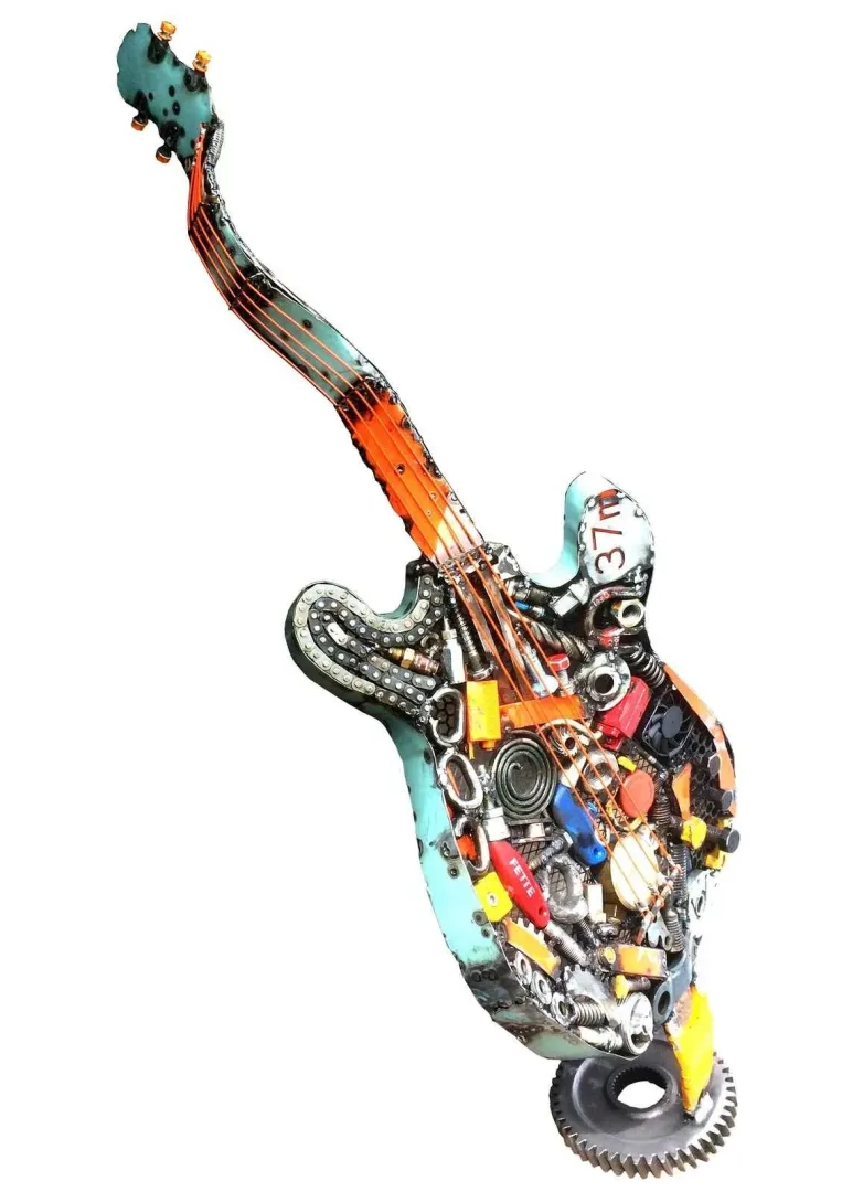 yakınlaştır "Gitar" eseri ASAF ERDEMLİ tarafından 95x50x45 cm ölçülerinde Hurda Metal, Kaynak tekniği ile yapılmıştır.