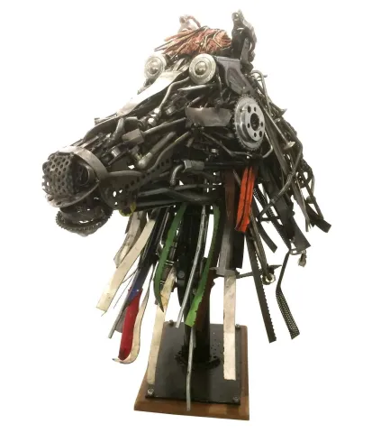 "At" eseri ASAF ERDEMLİ tarafından 100x75x55 cm ölçülerinde Hurda Metal, Kaynak tekniği ile yapılmıştır.