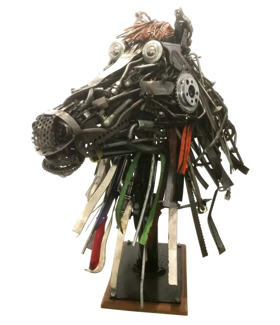 yakınlaştır "At" eseri ASAF ERDEMLİ tarafından 100x75x55 cm ölçülerinde Hurda Metal, Kaynak tekniği ile yapılmıştır.
