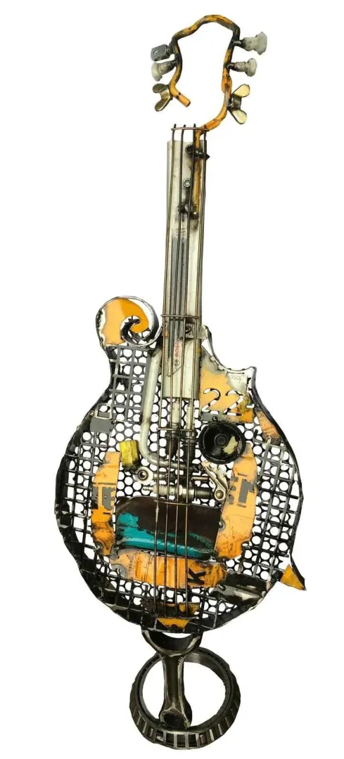 yakınlaştır "Mandolin" eseri ASAF ERDEMLİ tarafından 70x40x15 cm ölçülerinde Hurda Metal, Kaynak tekniği ile yapılmıştır.