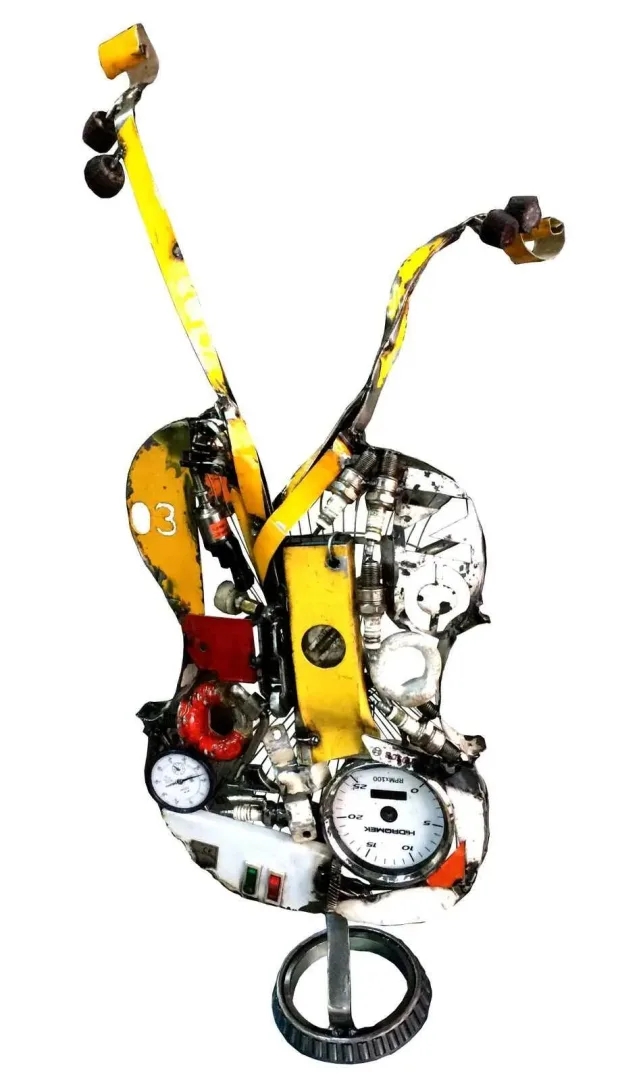 yakınlaştır "Keman" eseri ASAF ERDEMLİ tarafından 83x37x50 cm ölçülerinde Hurda Metal, Kaynak tekniği ile yapılmıştır.