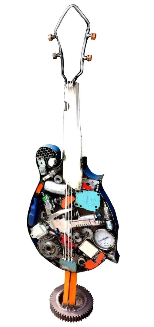 yakınlaştır "Mandolin" eseri ASAF ERDEMLİ tarafından 65x40x15 cm ölçülerinde Hurda Metal, Kaynak tekniği ile yapılmıştır.