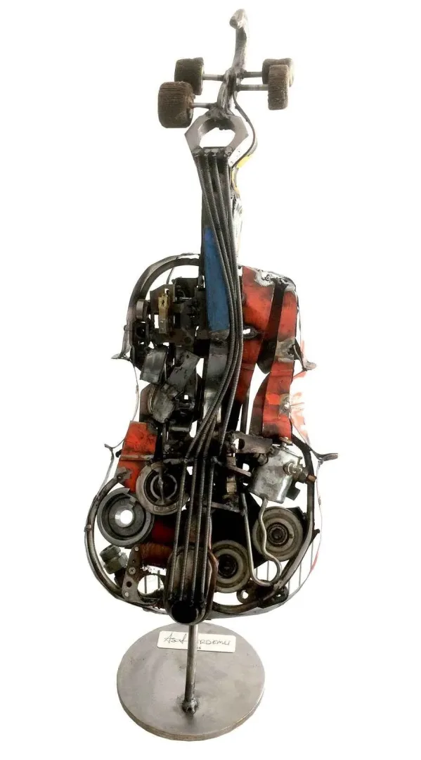 yakınlaştır "Keman" eseri ASAF ERDEMLİ tarafından 75x28x30 cm ölçülerinde Hurda Metal, Kaynak tekniği ile yapılmıştır.