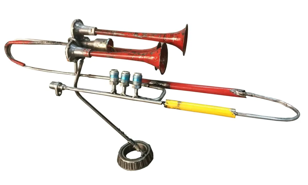 yakınlaştır "Trombon" eseri ASAF ERDEMLİ tarafından 60x100x25 cm ölçülerinde Hurda Metal, Kaynak tekniği ile yapılmıştır.