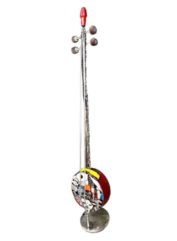 ASAF ERDEMLİ — “Kabak Kemane” "Kabak Kemane" eseri ASAF ERDEMLİ tarafından 80x20x15 cm ölçülerinde Hurda Metal, Kaynak tekniği ile yapılmıştır.