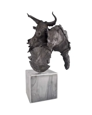 "Savunma" eseri BUĞRA ÖZER tarafından 2017 yılında 39x25x22 cm ölçülerinde Siyah Kil-1250°C and Moldshaping Serbest Elle ve Kalıpla Şekillendirme tekniği ile yapılmıştır.