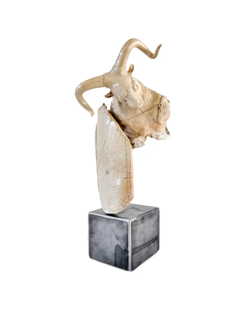 yakınlaştır "Kalkanıyla Koç" eseri BUĞRA ÖZER tarafından 2017 yılında 43x25x24 cm ölçülerinde Beyaz Kil Anagama Firing-Odun pişirimi 1300°C and Moldshaping Serbest Elle ve Kalıpla Şekillendirme tekniği ile yapılmıştır.