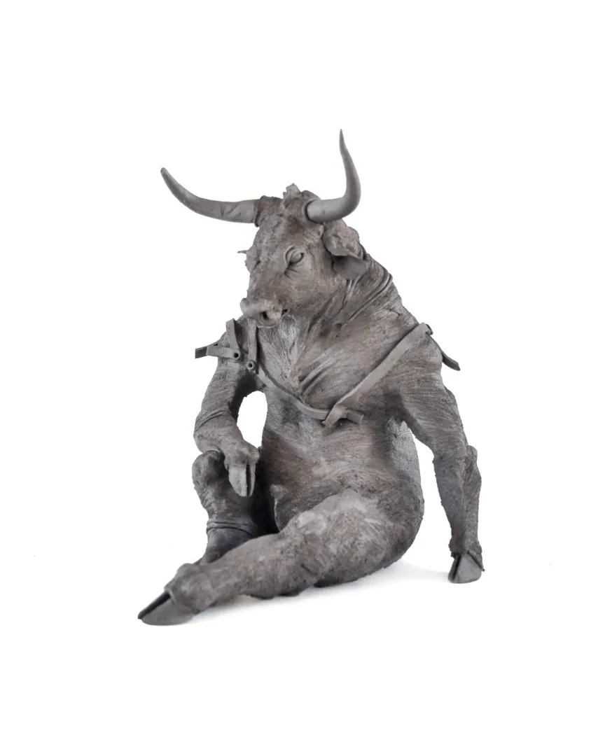 BUĞRA ÖZER — “Oturan Boğa”, 2017 "Oturan Boğa" eseri BUĞRA ÖZER tarafından 2017 yılında 31x24x32 cm ölçülerinde Siyah Kil-1250°C Serbest Elle Şekillendirme tekniği ile yapılmıştır.