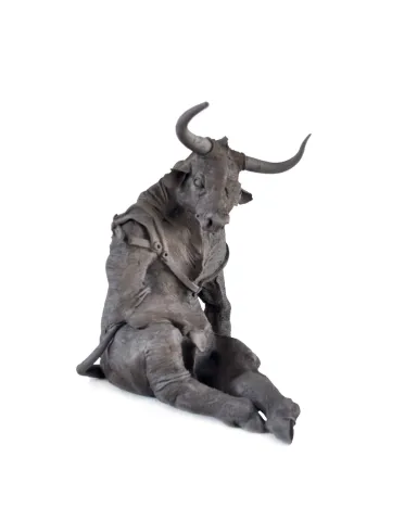 "Oturan Boğa" eseri BUĞRA ÖZER tarafından 2017 yılında 31x24x32 cm ölçülerinde Siyah Kil-1250°C Serbest Elle Şekillendirme tekniği ile yapılmıştır.