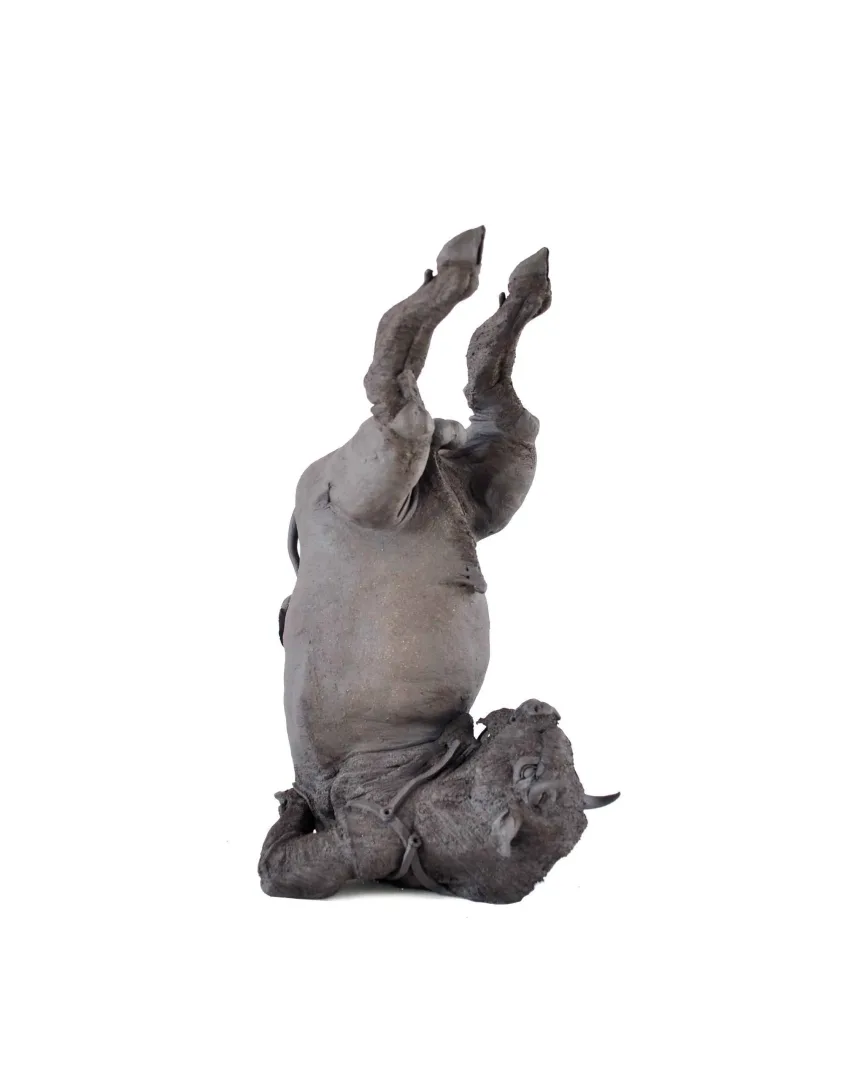 yakınlaştır "Antreman" eseri BUĞRA ÖZER tarafından 2017 yılında 41x21x26 cm ölçülerinde Siyah Kil-1250°C Serbest Elle Şekillendirme tekniği ile yapılmıştır.