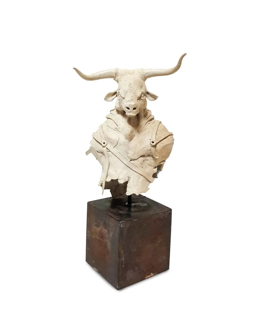 BUĞRA ÖZER — “Beyaz Boğa II”, 2017 "Beyaz Boğa II" eseri BUĞRA ÖZER tarafından 2017 yılında 35x18x22 cm ölçülerinde Beyaz Kil Anagama Firing-Odun pişirimi 1300°C and Moldshaping Serbest Elle ve Kalıpla Şekillendirme tekniği ile yapılmıştır.