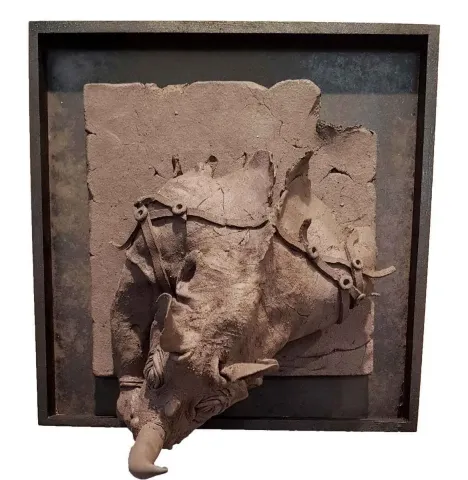 "İsimsiz" eseri BUĞRA ÖZER tarafından 2017 yılında 20x20x15 cm ölçülerinde Siyah Kil-1250°C Serbest Elle ve Kalıpla Şekillendirme tekniği ile yapılmıştır.