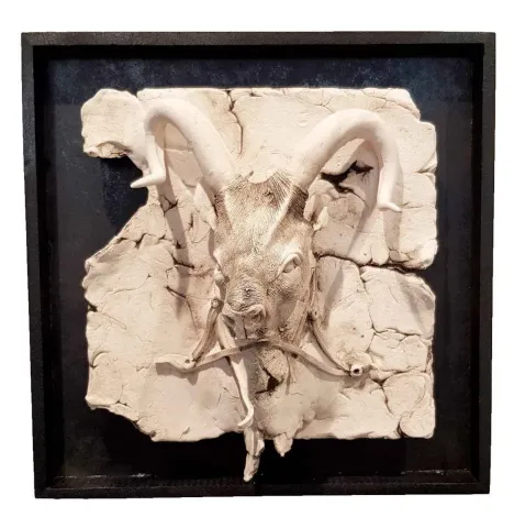 "İsimsiz" eseri BUĞRA ÖZER tarafından 2017 yılında 20x20x15 cm ölçülerinde Beyaz Kil-1250°C Serbest Elle ve Kalıpla Şekillendirme tekniği ile yapılmıştır.