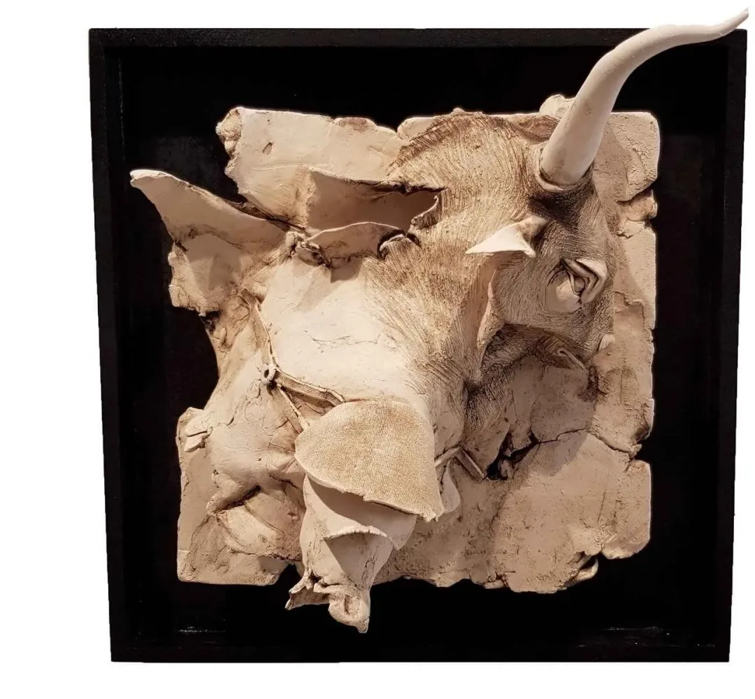 BUĞRA ÖZER — “İsimsiz”, 2017 "İsimsiz" eseri BUĞRA ÖZER tarafından 2017 yılında 20x20x15 cm ölçülerinde Beyaz Kil-1250°C Serbest Elle ve Kalıpla Şekillendirme tekniği ile yapılmıştır.
