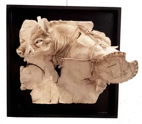 BUĞRA ÖZER — “İsimsiz”, 2017 "İsimsiz" eseri BUĞRA ÖZER tarafından 2017 yılında 20x20x15 cm ölçülerinde Beyaz Kil-1250°C Serbest Elle ve Kalıpla Şekillendirme tekniği ile yapılmıştır.