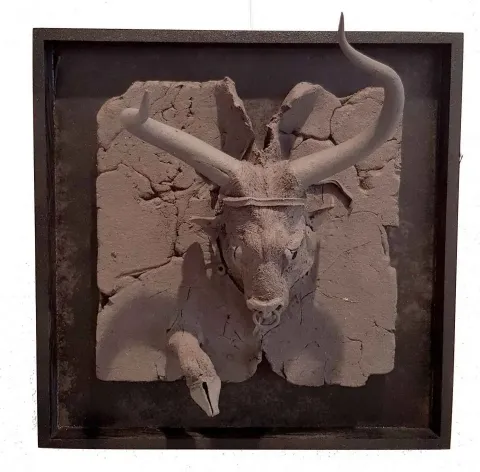 "İsimsiz" eseri BUĞRA ÖZER tarafından 2017 yılında 20x20x15 cm ölçülerinde Siyah Kil-1250°C Serbest Elle ve Kalıpla Şekillendirme tekniği ile yapılmıştır.