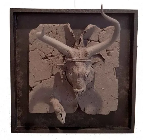 BUĞRA ÖZER — “İsimsiz”, 2017 "İsimsiz" eseri BUĞRA ÖZER tarafından 2017 yılında 20x20x15 cm ölçülerinde Siyah Kil-1250°C Serbest Elle ve Kalıpla Şekillendirme tekniği ile yapılmıştır.