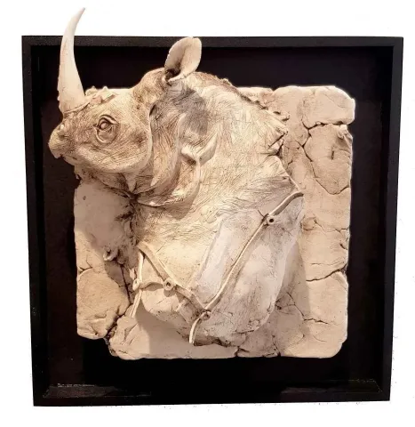 "İsimsiz" eseri BUĞRA ÖZER tarafından 2017 yılında 20x20x15 cm ölçülerinde Beyaz Kil-1250°C Serbest Elle ve Kalıpla Şekillendirme tekniği ile yapılmıştır.