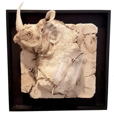 BUĞRA ÖZER — “İsimsiz”, 2017 "İsimsiz" eseri BUĞRA ÖZER tarafından 2017 yılında 20x20x15 cm ölçülerinde Beyaz Kil-1250°C Serbest Elle ve Kalıpla Şekillendirme tekniği ile yapılmıştır.