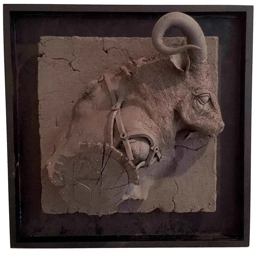 "İsimsiz" eseri BUĞRA ÖZER tarafından 2017 yılında 20x20x15 cm ölçülerinde Siyah Kil-1250°C  Serbest Elle ve Kalıpla Şekillendirme tekniği ile yapılmıştır.