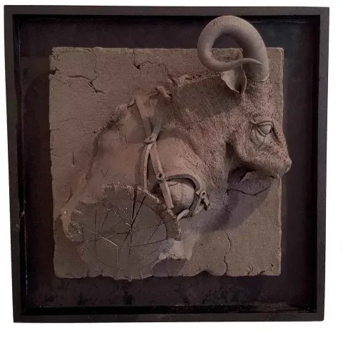 BUĞRA ÖZER — “İsimsiz”, 2017 "İsimsiz" eseri BUĞRA ÖZER tarafından 2017 yılında 20x20x15 cm ölçülerinde Siyah Kil-1250°C Serbest Elle ve Kalıpla Şekillendirme tekniği ile yapılmıştır.