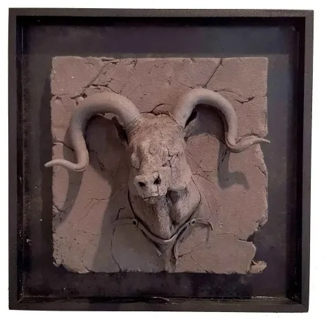"İsimsiz" eseri BUĞRA ÖZER tarafından 2017 yılında 20x20x15 cm ölçülerinde Siyah Kil-1250°C Serbest Elle ve Kalıpla Şekillendirme tekniği ile yapılmıştır.