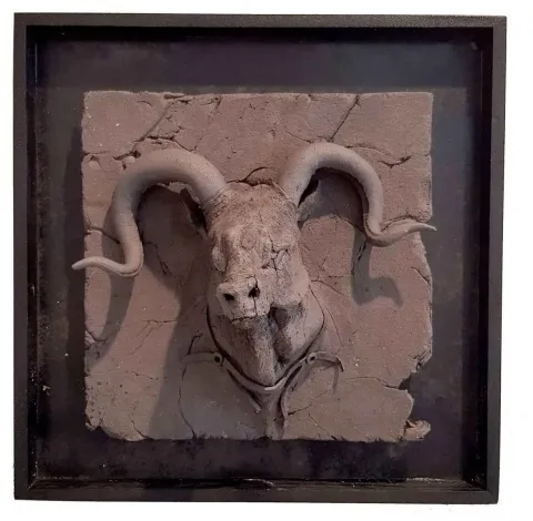 BUĞRA ÖZER — “İsimsiz”, 2017 "İsimsiz" eseri BUĞRA ÖZER tarafından 2017 yılında 20x20x15 cm ölçülerinde Siyah Kil-1250°C Serbest Elle ve Kalıpla Şekillendirme tekniği ile yapılmıştır.