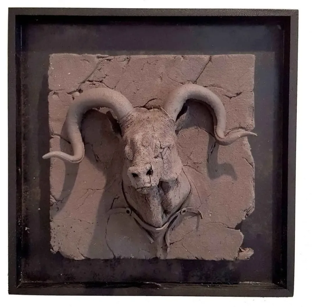 yakınlaştır "İsimsiz" eseri BUĞRA ÖZER tarafından 2017 yılında 20x20x15 cm ölçülerinde Siyah Kil-1250°C Serbest Elle ve Kalıpla Şekillendirme tekniği ile yapılmıştır.