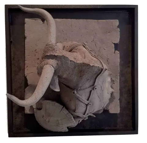BUĞRA ÖZER — “İsimsiz”, 2017 "İsimsiz" eseri BUĞRA ÖZER tarafından 2017 yılında 20x20x15 cm ölçülerinde Siyah Kil-1250°C Serbest Elle ve Kalıpla Şekillendirme tekniği ile yapılmıştır.
