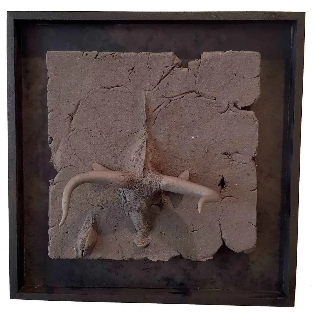 "İsimsiz" eseri BUĞRA ÖZER tarafından 2017 yılında 20x20x15 cm ölçülerinde Siyah Kil-1250°C  Serbest Elle ve Kalıpla Şekillendirme tekniği ile yapılmıştır.