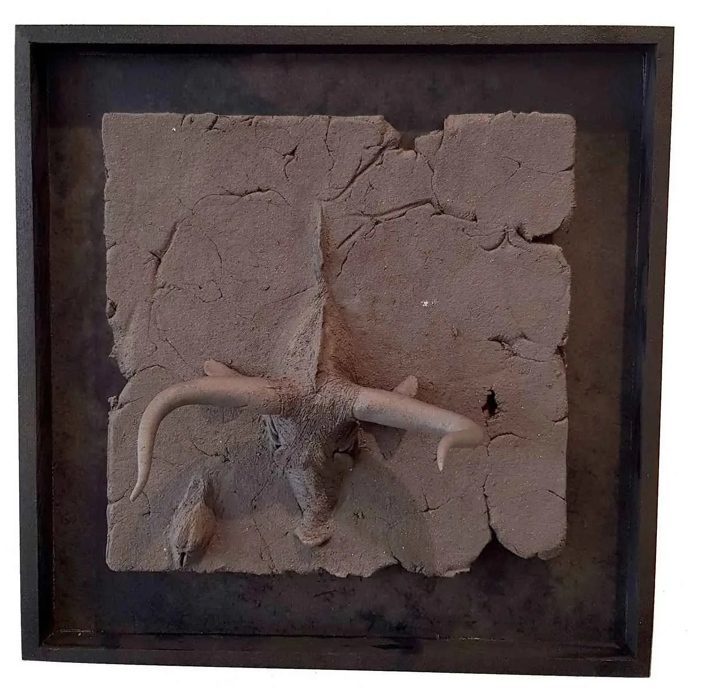 "İsimsiz" eseri BUĞRA ÖZER tarafından 2017 yılında 20x20x15 cm ölçülerinde Siyah Kil-1250°C Serbest Elle ve Kalıpla Şekillendirme tekniği ile yapılmıştır.