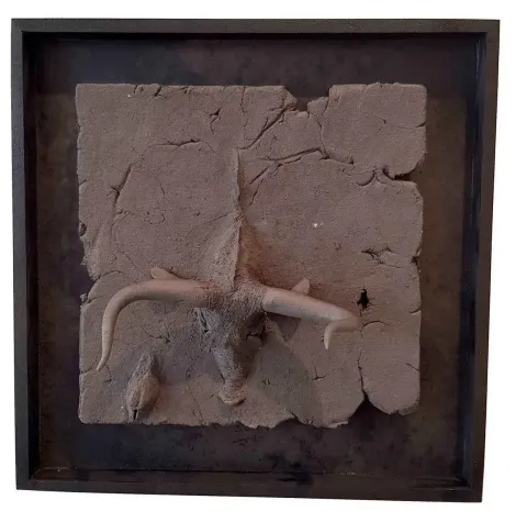 BUĞRA ÖZER — “İsimsiz”, 2017 "İsimsiz" eseri BUĞRA ÖZER tarafından 2017 yılında 20x20x15 cm ölçülerinde Siyah Kil-1250°C Serbest Elle ve Kalıpla Şekillendirme tekniği ile yapılmıştır.