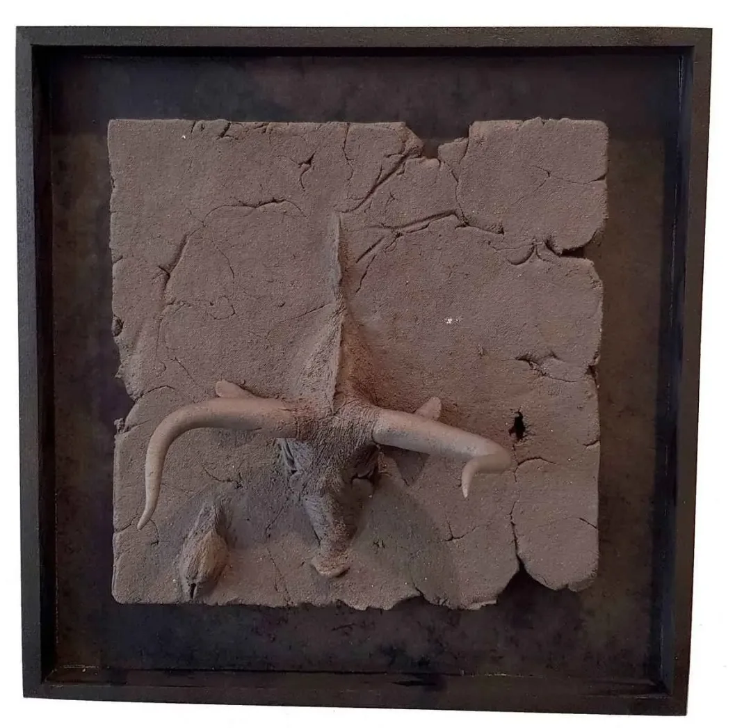 yakınlaştır "İsimsiz" eseri BUĞRA ÖZER tarafından 2017 yılında 20x20x15 cm ölçülerinde Siyah Kil-1250°C Serbest Elle ve Kalıpla Şekillendirme tekniği ile yapılmıştır.