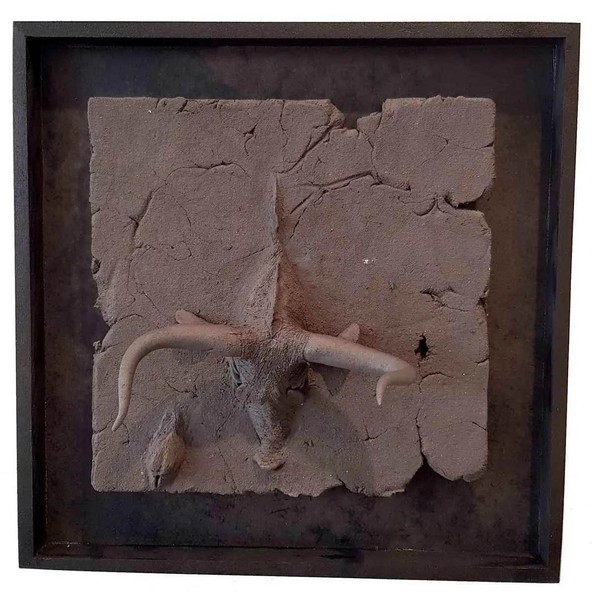 "İsimsiz" eseri BUĞRA ÖZER tarafından 2017 yılında 20x20x15 cm ölçülerinde Siyah Kil-1250°C Serbest Elle ve Kalıpla Şekillendirme tekniği ile yapılmıştır.