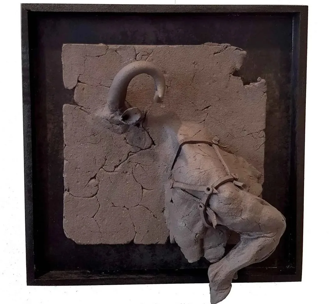 yakınlaştır "İsimsiz" eseri BUĞRA ÖZER tarafından 2017 yılında 20x20x15 cm ölçülerinde Siyah Kil-1250°C Serbest Elle ve Kalıpla Şekillendirme tekniği ile yapılmıştır.