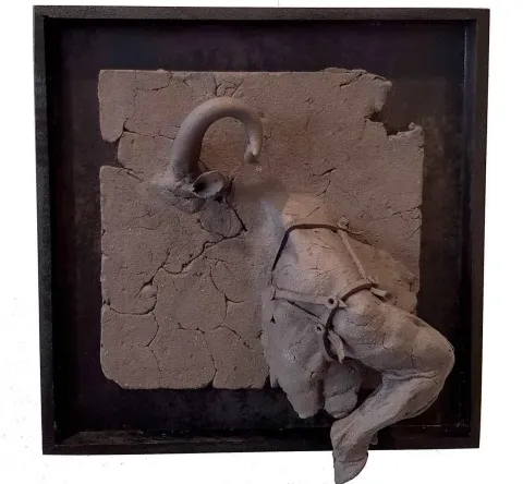 BUĞRA ÖZER — “İsimsiz”, 2017 "İsimsiz" eseri BUĞRA ÖZER tarafından 2017 yılında 20x20x15 cm ölçülerinde Siyah Kil-1250°C Serbest Elle ve Kalıpla Şekillendirme tekniği ile yapılmıştır.