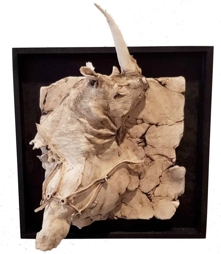 yakınlaştır "İsimsiz" eseri BUĞRA ÖZER tarafından 2017 yılında 20x20x15 cm ölçülerinde Beyaz Kil-1250°C Serbest Elle ve Kalıpla Şekillendirme tekniği ile yapılmıştır.