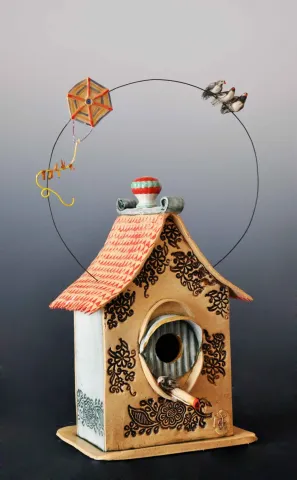 "Kuş evi - guvercinler" eseri DENİZ ONUR ERMAN tarafından 2015 yılında 49x30 cm ölçülerinde Metal Yontu tekniği ile yapılmıştır.