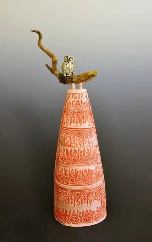 "Seramik Şişe" eseri DENİZ ONUR ERMAN tarafından 2017 yılında 49x36x28 cm ölçülerinde Metal Plaka tekniği ile yapılmıştır.