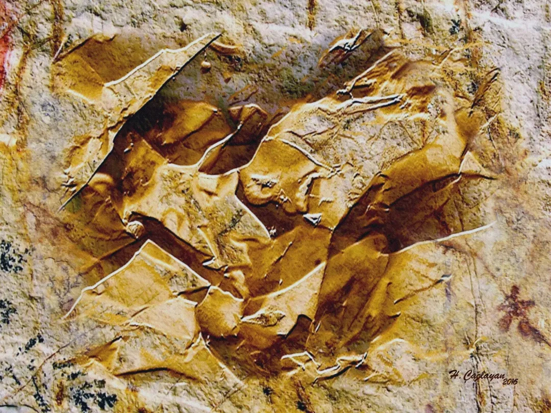 yakınlaştır "Fosilleşmiş Bedenler" eseri HASAN ÇAĞLAYAN tarafından 60x80 cm ölçülerinde Yapay kaya üzeri karışık teknik tekniği ile yapılmıştır.