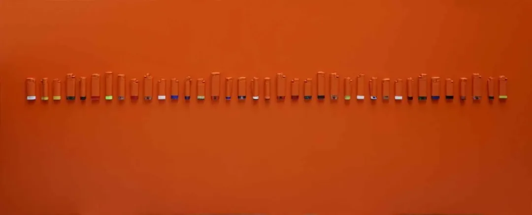 yakınlaştır "Vermilyonunu Ruhu 37 Alev" eseri ALİ ÖZHAN GÜNEŞ tarafından 2017 yılında 65x160 cm ölçülerinde Tuval üzeri yerleştirilmiş antika nesneler tekniği ile yapılmıştır.