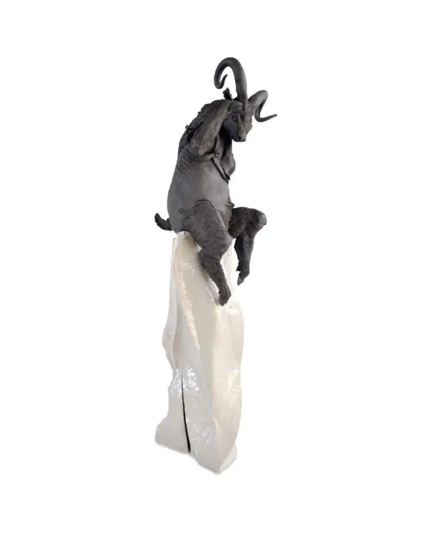 yakınlaştır "Gözcü" eseri BUĞRA ÖZER tarafından 2017 yılında 47x14x16 cm ölçülerinde Siyah Kil, Porselen Çamuru 1250°C1250°C Serbest Elle Şekillendirme tekniği ile yapılmıştır.