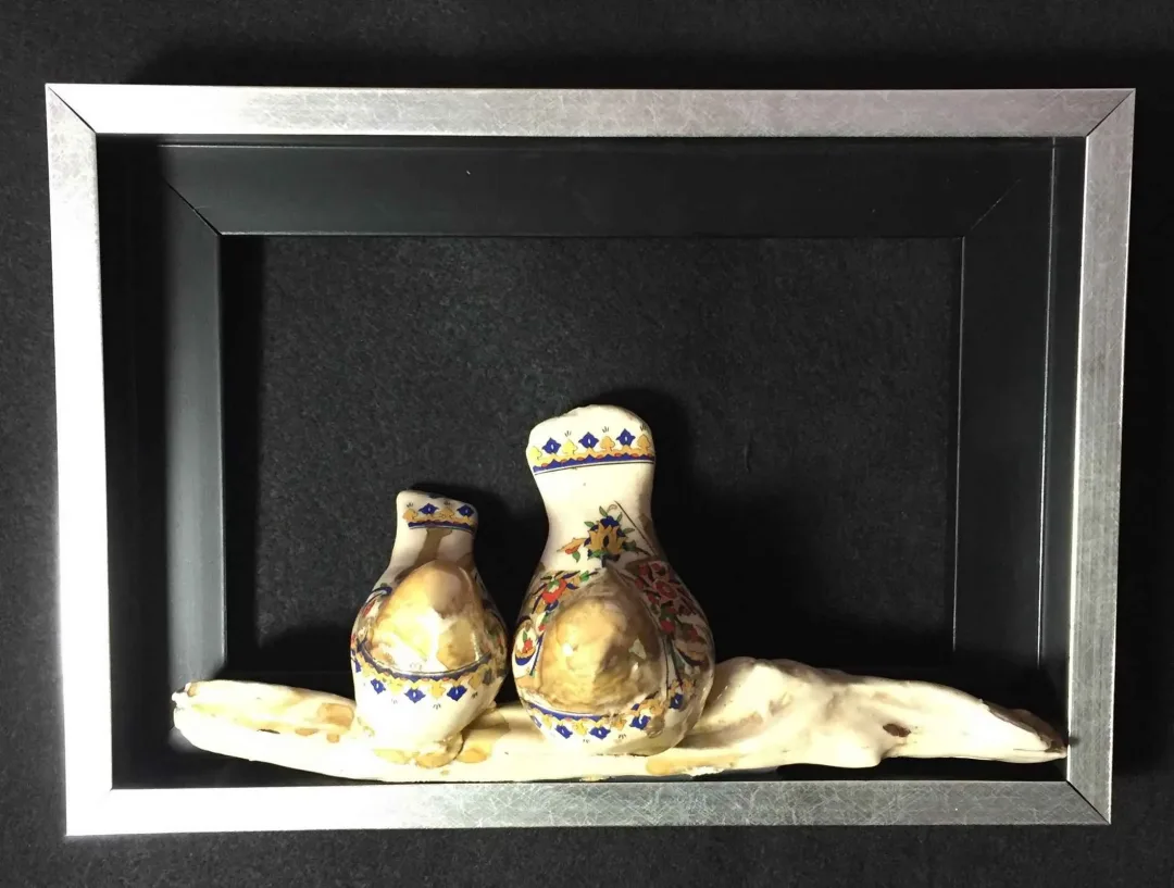 yakınlaştır "Daldaki Kuş" eseri MİNE POYRAZ tarafından 2017 yılında 28x20x4 cm ölçülerinde 1200° - Seramik Kalıpla Şekillendirme tekniği ile yapılmıştır.