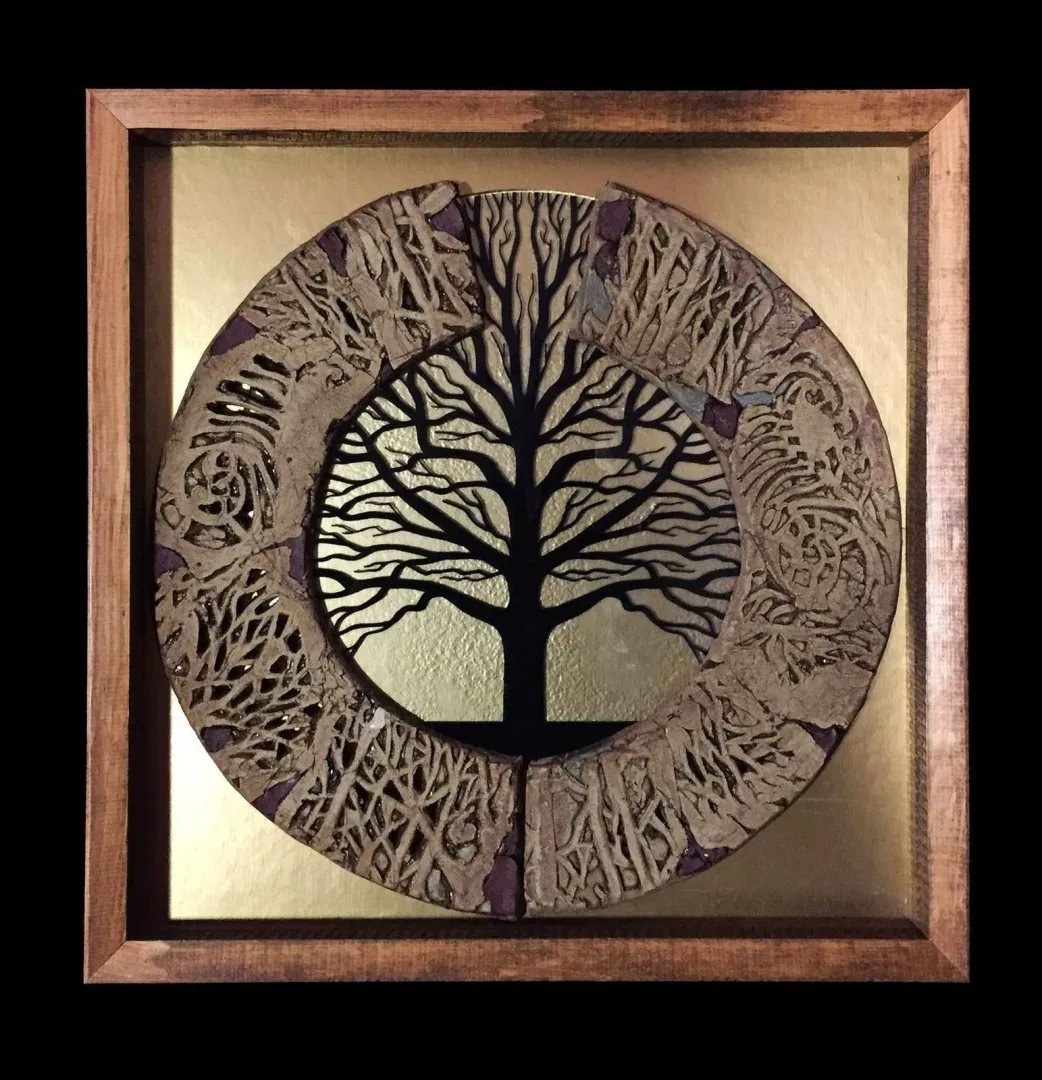 "Hayat Ağacı" eseri MİNE POYRAZ tarafından 2017 yılında 43x43x4 cm ölçülerinde 1200° -Seramik Ajur ve Cam Füzyon Tekniği tekniği ile yapılmıştır.